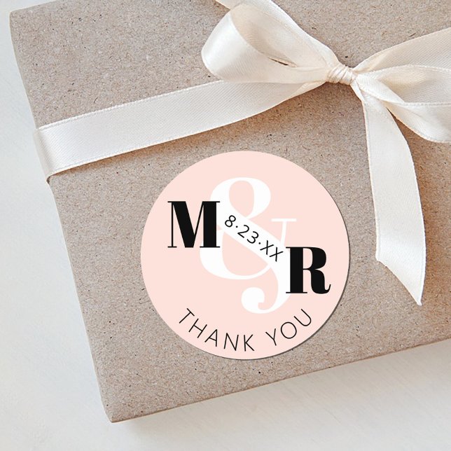 Adesivo Redondo Casamento de Ampersand Monograma Rosa Moderno Obri (Elegant modern blush pink black and white bold ampersand wedding thank you guest favor round sticker)