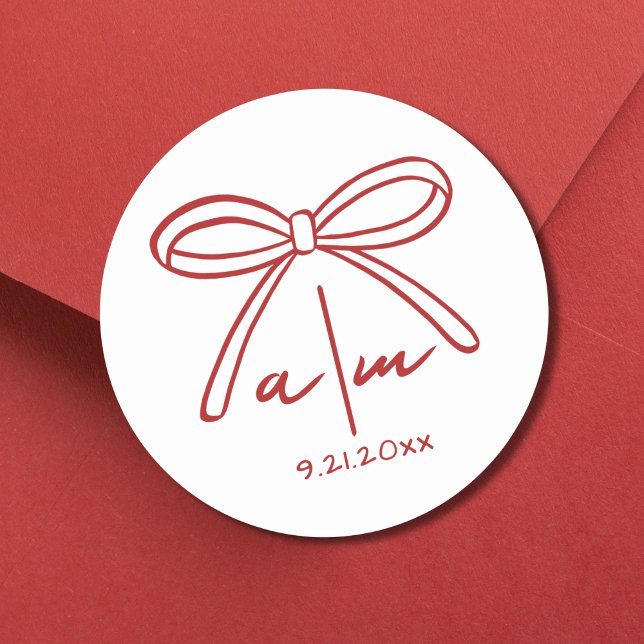 Adesivo Redondo Casamento de Arco Vermelho com Monograma Desenhado (Hand Drawn Monogram Red Bow Wedding Classic Round Sticker)