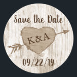 Adesivo Redondo Casamento De Árvore De Coração Gravada Salvar A Da<br><div class="desc">Comemore com estilo com este na moda e guarde os adesivos de data. Este design é fácil de personalizar com a sua redação de eventos especiais e seus convidados ficarão entusiasmados quando receberem esses adesivos fabulosos.</div>