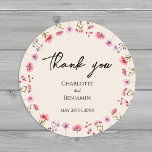 Adesivo Redondo Casamento de Beige de Flor Selvagem Moderna Obriga<br><div class="desc">Este obrigado de casamento de beige de flor silvestre moderno, seu clássico design de adesivo redondo apresenta um fundo bege quente adornado com flores silvestres cor-de-água rosa vibrante e púrpura, evocando uma sensação de romance eterno. O casamento do boneco rústico e elegante faz com que este design seja perfeito para...</div>