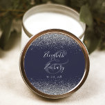 Adesivo Redondo Casamento de Borda Glitter Azul-Escuro Moderno<br><div class="desc">Este elegante e moderno adesivo de casamento apresenta um falso design brilhante prateado na borda superior e inferior. Personalize facilmente o texto da cinza prateada em um fundo azul escuro,  com os nomes da noiva e do noivo em caligrafia manuscrita sobre um grande painel.</div>