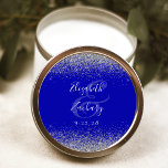 Adesivo Redondo Casamento de Borda Glitter Azul Real Moderno<br><div class="desc">Este elegante e moderno adesivo de casamento apresenta um falso design brilhante prateado na borda superior e inferior. Personalize facilmente o texto branco sobre um fundo azul real,  com os nomes da noiva e do noivo em caligrafia manuscrita sobre um grande e grande painel.</div>