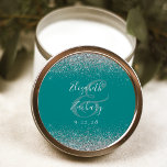 Adesivo Redondo Casamento de Borda Glitter Azul-Teal Moderno<br><div class="desc">Este elegante e moderno adesivo de casamento apresenta um falso design brilhante prateado na borda superior e inferior. Personalize facilmente o texto da cinza prateada em um fundo azul-lacrimogêneo,  com os nomes da noiva e do noivo em caligrafia manual sobre um grande e-mail.</div>