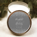 Adesivo Redondo Casamento de Borda Glitter da Cinza Moderna<br><div class="desc">Este elegante e moderno adesivo de casamento apresenta um falso design brilhante prateado na borda superior e inferior. Personalize facilmente o texto da cinza prateada em um fundo de cinza médio,  com os nomes da noiva e do noivo em caligrafia manuscrita sobre um grande painel.</div>