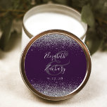 Adesivo Redondo Casamento de Borda Glitter de Prata Roxo Moderno E<br><div class="desc">Este elegante e moderno adesivo de casamento apresenta um falso design brilhante prateado na borda superior e inferior. Personalize facilmente o texto da cinza prateada em um fundo roxo escuro,  com os nomes do casal em caligrafia manual sobre uma grande e grande câmera.</div>