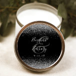 Adesivo Redondo Casamento de Borda Glitter Negra Moderna<br><div class="desc">Este elegante e moderno adesivo de casamento apresenta um falso design brilhante prateado na borda superior e inferior. Personalize facilmente o texto da cinza prateada em um fundo preto,  com os nomes do casal em caligrafia manual sobre uma grande e grande câmera.</div>