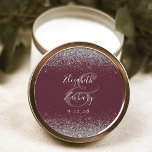 Adesivo Redondo Casamento de Borda Glitter Silver Moderno Burgundy<br><div class="desc">Este elegante e moderno adesivo de casamento apresenta um falso design brilhante prateado na borda superior e inferior. Personalize facilmente o texto branco sobre um fundo vermelho escuro e enterrado,  com os nomes da noiva e do noivo em caligrafia manual sobre um grande e grande painel.</div>