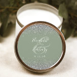 Adesivo Redondo Casamento de Borda Glitter Verde do Modern Sage<br><div class="desc">Este elegante e moderno adesivo de casamento apresenta um falso design brilhante prateado na borda superior e inferior. Personalize facilmente o texto branco em um fundo verde sábio,  com os nomes do casal em caligrafia manual sobre uma grande e grande câmera.</div>