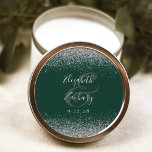 Adesivo Redondo Casamento de Borda Glitter Verde Moderno Escuro<br><div class="desc">Este elegante e moderno adesivo de casamento apresenta um falso design brilhante prateado na borda superior e inferior. Personalize facilmente o texto da cinza prateada em um fundo verde escuro,  com os nomes da noiva e do noivo em caligrafia manuscrita sobre um grande painel.</div>