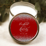 Adesivo Redondo Casamento de Borda Glitter Vermelho de Prata Verme<br><div class="desc">Este elegante e moderno adesivo de casamento apresenta um falso design brilhante prateado na borda superior e inferior. Personalize facilmente o texto branco em um fundo vermelho crítico,  com os nomes do casal em caligrafia de cinza prateada sobre um grande e grande painel.</div>