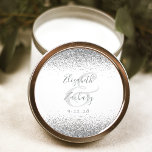 Adesivo Redondo Casamento de Borda Luminosa Branca Moderna<br><div class="desc">Este elegante e moderno adesivo de casamento apresenta um falso design brilhante prateado na borda superior e inferior. Personalize facilmente o texto da cinza em um fundo branco,  com os nomes da noiva e do noivo em caligrafia manual sobre uma grande e grande câmera.</div>
