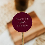 Adesivo Redondo Casamento de Borgonha Elegante<br><div class="desc">Simples e caligrafia... adesivos de casamento com seus nomes em letras brancas... com um fundo burgundy. Os adesivos de casamento burgosos são perfeitos para usar para selar envelopes, favores de casamento, e muito mais! Os elegantes adesivos de casamento foram projetados para coordenar com a nossa coleção de casamento Elegante da...</div>