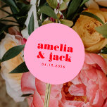 Adesivo Redondo Casamento de Bright Bold Pink e Red Modern Monogra<br><div class="desc">Os viciados em casamento,  cor-de-rosa e vermelho,  vão juntar a diversão maximalista ao seu dia! Apresentando uma fonte vermelha ousada impressionante em um fundo rosa brilhante. Perfeito para primavera e casamentos de verão,  casais que querem infundir seu dia de casamento com energia e alegria.</div>
