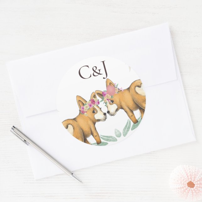 Adesivo Redondo Casamento de Cães Corgi com Duas Brides Monogramas (Envelope)
