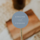 Adesivo Redondo Casamento de Caligrafia Azul Elegante<br><div class="desc">Adicione um toque final às suas cartas de casamento,  decoração e mais com estes adesivos rochosos e elegantes e azuis.</div>