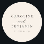 Adesivo Redondo Casamento de Caligrafia de Ivory Minimalista Elega<br><div class="desc">Vinheta redonda clássica de casamento com vitória minimalista elegante e elegante</div>