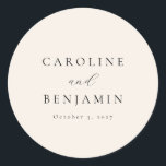 Adesivo Redondo Casamento de Caligrafia de Ivory Minimalista Elega<br><div class="desc">Vinheta redonda clássica de casamento com vitória minimalista elegante e elegante</div>