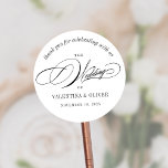 Adesivo Redondo Casamento de Caligrafia Elegante<br><div class="desc">Este adesivo de casamento da caligrafia fará a adição perfeita aos seus favores ou envelopes para celebrar um casamento elegante. A fonte do script adiciona um toque de sofisticação enquanto o layout moderno a mantém fresca e na moda. É a maneira perfeita de celebrar com seus entes queridos e seu...</div>