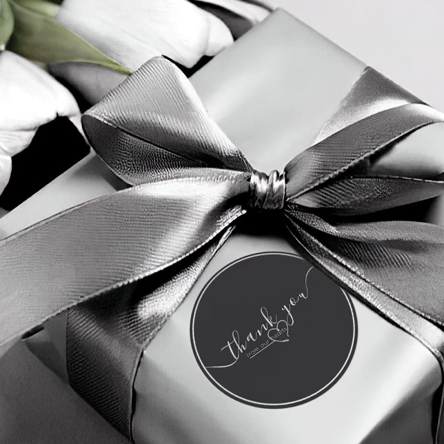 Adesivo Redondo Casamento de Caligrafia Elegante Negra e Branca Mo (elegant black and white wedding thank you sticker with elegant calligraphy script and heart)