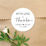 Adesivo Redondo Casamento De Chic Love E Obrigados<br><div class="desc">Obrigado de chic que você cola para seus favores de recepção de casamento e cartas de agradecimento com "Com amor   Obrigados" em simples tipografia moderna e um roteiro de na moda,  seus nomes se juntaram por um coração e sua data de casamento.</div>