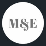 Adesivo Redondo Casamento de Cinzas e Monogramas Brancos<br><div class="desc">Vinhetas modernas de casamento com um simples design com seu monograma inicial com um ampersor em letras grandes e cinzas em negrito sobre um fundo branco. As fontes e as cores de fundo podem ser alteradas para qualquer cor desejada. Estes adesivos de estilo contemporâneo fazem selos de envelopes de excelente....</div>