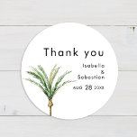 Adesivo Redondo Casamento de Destino da Palm Tree Obrigado Sticker<br><div class="desc">Este obrigado de casamento de destino da palmeira que você cola design apresenta palmeiras tropicais de cor d'água em um fundo branco brilhante que evoca o sonho ambição de um casamento de destino. este design irradia o romance das costas arenosas e palmeiras balançosas, perfeito para casais que buscam uma celebração...</div>