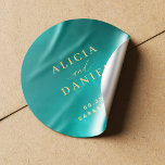 Adesivo Redondo Casamento de destino do oceano azul-aquático de ve<br><div class="desc">Whimsical moderno oceano praia convite de casamento envelope selado ou favor adesivo de embalagem redonda em talhe azul com estrelas-do-mar e roteiro de tipografia falsa e dourada. Escolha perfeita para uma praia moderna,  litoral,  oceânica,  costeira,  tropical,  náutica,  cruzeiro ou casamento com destino de ilha.</div>