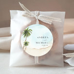 Adesivo Redondo Casamento de Destino Tropical de Palm Trees Beach<br><div class="desc">Celebre o seu casamento com estes adesivos bonito,  com palmeiras de aquarela e o seu texto personalizado. Adicione facilmente seus próprios detalhes clicando na opção "personalizar".</div>