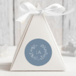 Adesivo Redondo Casamento de Dusty Blue Monograma<br><div class="desc">Façam seus convites e expressem gratidão com nossos adesivos de Casamento Dusty Blue Monograma. Perfeito para selos de envelopes ou etiquetas de favoritos,  estes adesivos apresentam o monograma e elegância clássica,  acrescentando um toque final de sofisticação à sua papelaria de casamento.</div>