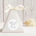 Adesivo Redondo Casamento De Escritos Minimalista Obrigado<br><div class="desc">Casamento De Manuscrito Minimalista Obrigado A Favor Do Clássico Vinheta Redonda. Personalize com seus nomes e data de casamento.</div>