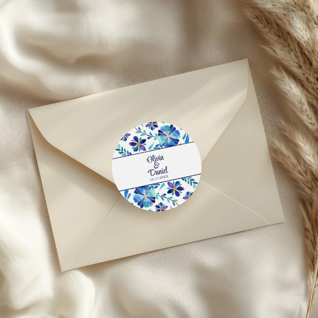 Adesivo Redondo Casamento de Fiesta Floral Azul e Branco (Blue and White Floral Fiesta Wedding Classic Round Sticker on an elegant wedding envelope.)