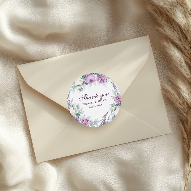 Adesivo Redondo Casamento de Flor Branco e Roxo Obrigado Sticker (White and Purple Flower Wedding Thank You Sticker on a wedding envelope.)