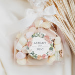 Adesivo Redondo Casamento de Floral Wreath no Meio do Verão<br><div class="desc">Coloque o seu convite em envelopes ou favores com estes elegantes adesivos florais de casamento, com os seus nomes enquadrados por uma coroa de rosa e flores de pénia em tons de cor d'água de pêssego, rosa-pinto-pincel e creme. Projetado para coordenar com a nossa coleção de casamentos florais de MidSummer....</div>