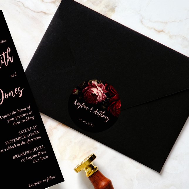 Adesivo Redondo Casamento de flores escuras e escuras (Moody dark vintage crimson red peony flowers wedding envelope sticker bride and groom names)