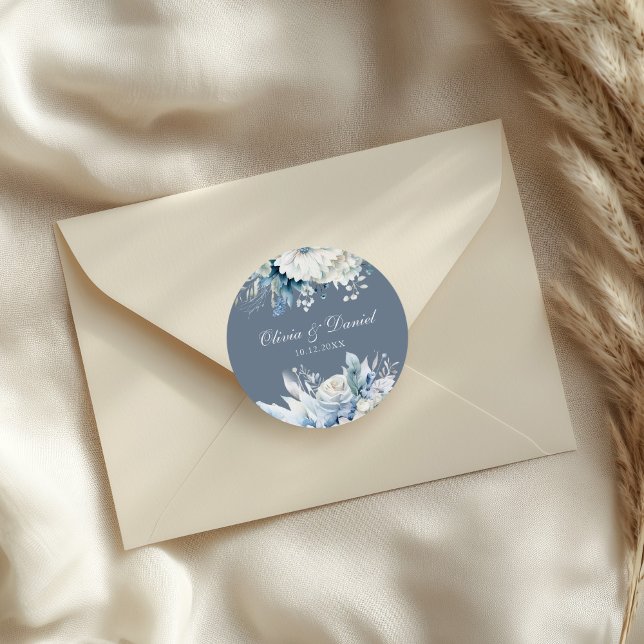 Adesivo Redondo Casamento de Flores Selvagens Azuis Modernas (Modern Dusty Blue Wildflowers Wedding Classic Round Sticker on a wedding envelope)