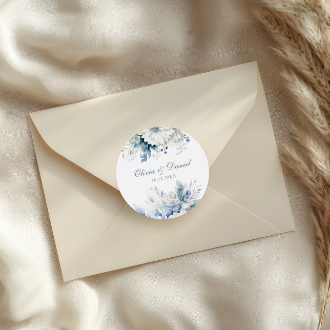 Adesivo Redondo Casamento de Flores Selvagens Azuis Modernas (Modern Dusty Blue Wildflowers Wedding Classic Round Sticker on a wedding envelope.)