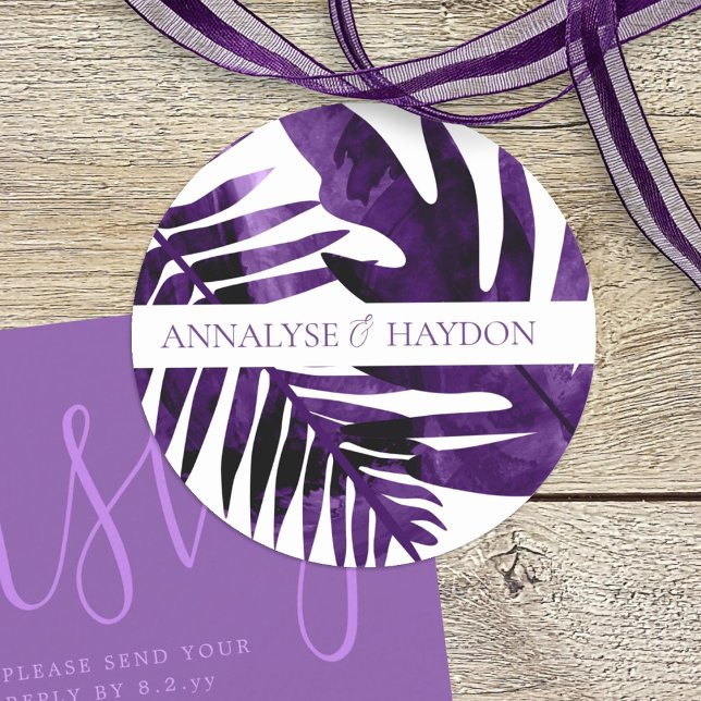 Adesivo Redondo Casamento de Folhas Tropicais de Plum Purple (tropical plum purple island palm leaves, monstera, ferns beach wedding sticker)