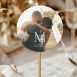 Adesivo Redondo Casamento de Fotografia do Monograma<br><div class="desc">Vinheta de fotos monograma. Ideal für Ihre Hochzeit und einfach zu bearbeiten. Füllen Sie Ihre Daten ein,  Sie können die Schriftart,  die Position usw. individuell durch "weitere Personalisierung" auswählen.</div>