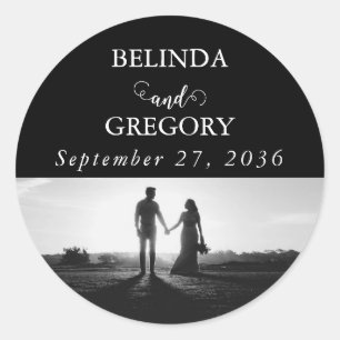 Adesivo Redondo Casamento de Fotografias do Casal de Script Branco