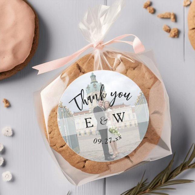 Adesivo Redondo Casamento de Fotos Simples de Iniciais de Monogram (Simple Minimalist Monogram Initials Photo Wedding Classic Round Sticker)