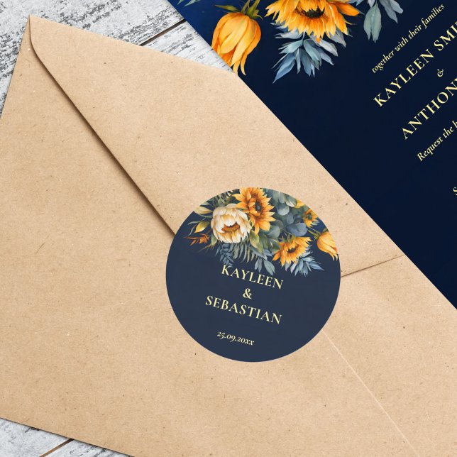 Adesivo Redondo Casamento de girassol com marinho azul-rústico (Fall navy blue rustic sunflower wedding stickers bride and groom names envelope stickers)