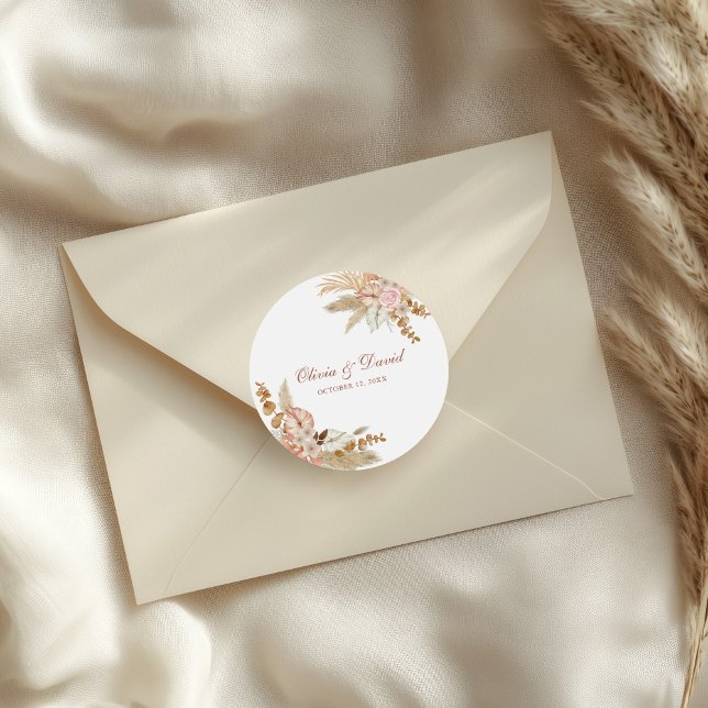 Adesivo Redondo Casamento de Grass de Pampas Floral Modern Boho (Modern Boho Floral Pampas Grass Wedding Classic Round Sticker on a wedding envelope)