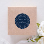 Adesivo Redondo Casamento de Marinhos Botânicos Modernos<br><div class="desc">Adicione um toque sofisticado aos seus detalhes de casamento com nossos elegantes adesivos botânicos de casamento. Apresentando seus nomes em letras brancas, esses autocolantes personalizados são projetados com um marinho de fundo impressionante, adornados com delicada folhagem branca. Perfeito para selar envelopes, favorecer bolsas ou caixas de presentes, esses adesivos de...</div>