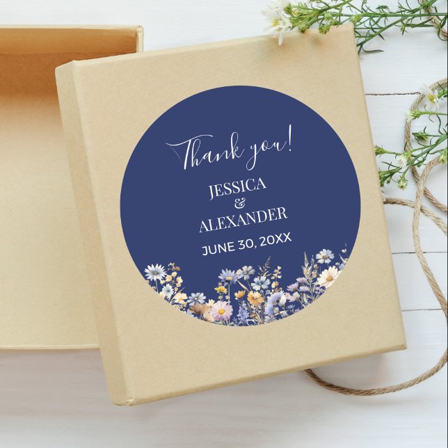 Adesivo Redondo Casamento de Marinhos de Flores Azuis Dusty Obriga (Dusty Blue Wildflowers Navy Wedding Round Thank You Sticker with Couple Names, Wedding Date.)