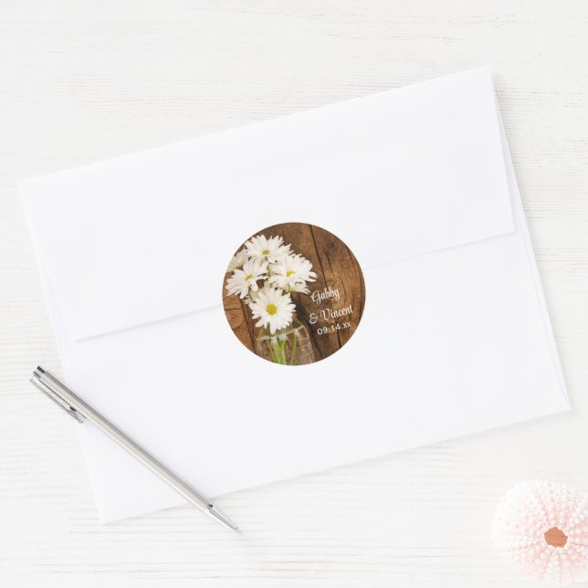 Adesivo Redondo Casamento de Mason Jar e White Daisies Barn (Envelope)