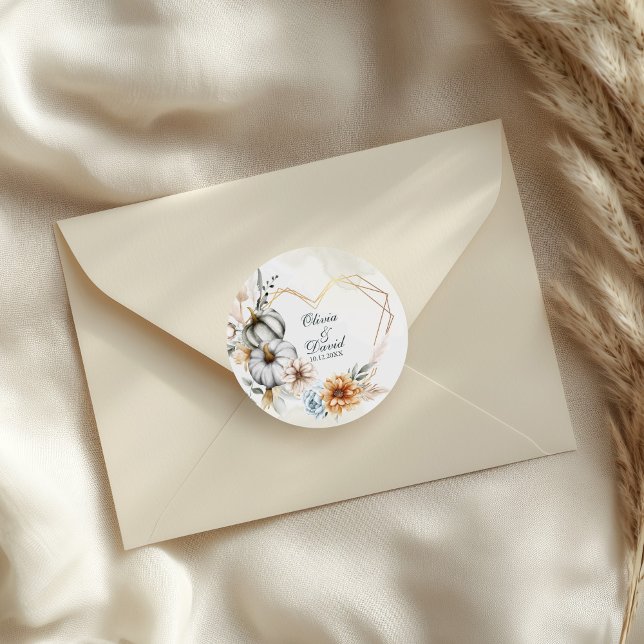 Adesivo Redondo Casamento de Mola Cardíaca das Flores Selvagens de (Pumpkin Wildflowers Heart Shape Frame Wedding Classic Round Sticker on a wedding envelope.)