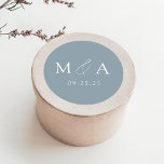 Adesivo Redondo Casamento de Monograma Azul Dusty Elegante Moderno<br><div class="desc">Os adesivos de casamento do monograma elegante que contêm as suas iniciais em letras brancas sobre um fundo azul empoeirado (ou a cor da sua escolha). Personalize os adesivos de casamento modernos com sua data de casamento abaixo. Os adesivos azuis e empoeirados são perfeitos para selar envelopes de casamento, favores...</div>
