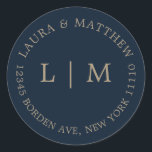 Adesivo Redondo Casamento de Monograma Azul marinho<br><div class="desc">Vinheta de casamento moderna e minimalista com seu monograma e endereço inicial. Um design simples que ainda aparece como chic e na moda. Estes envelopes são uma maneira excelente de adicionar um toque elegante à sua suíte de convites para o casamento.</div>