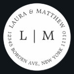 Adesivo Redondo Casamento de Monograma Branco<br><div class="desc">Vinheta de casamento moderna e minimalista com seu monograma e endereço inicial. Um design simples que ainda aparece como chic e na moda. Estes envelopes são uma maneira excelente de adicionar um toque elegante à sua suíte de convites para o casamento.</div>