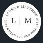 Adesivo Redondo Casamento de Monograma Branco<br><div class="desc">Vinheta de casamento moderna e minimalista com seu monograma e endereço inicial. Um design simples que ainda aparece como chic e na moda. Estes envelopes são uma maneira excelente de adicionar um toque elegante à sua suíte de convites para o casamento.</div>